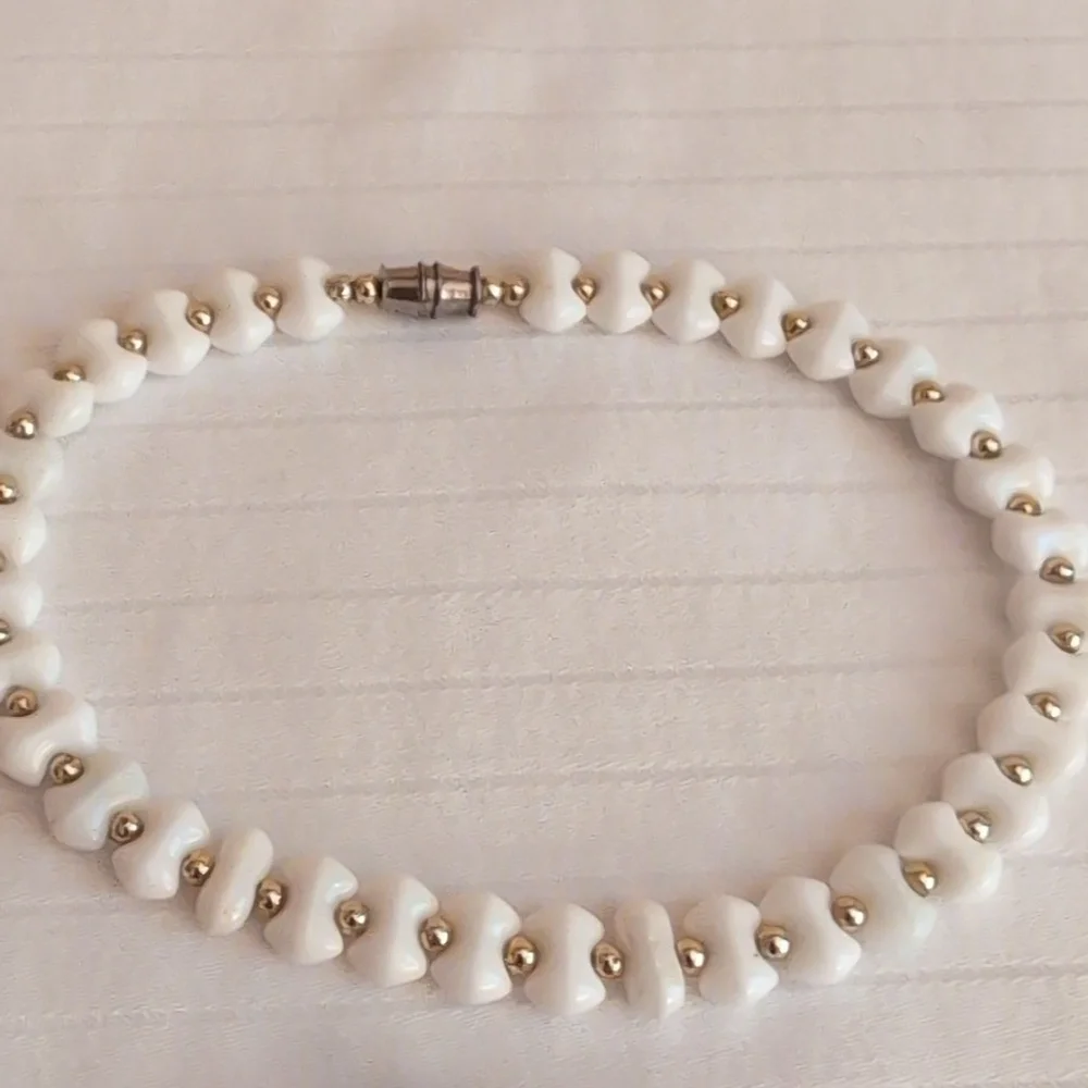 Elegant White and Gold Tone Vintage Beaded Bracelet Set - Picture 2 of 5
